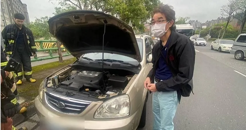 水箱破裂、車頭狂冒白煙！男下匝道慌張棄車逃生