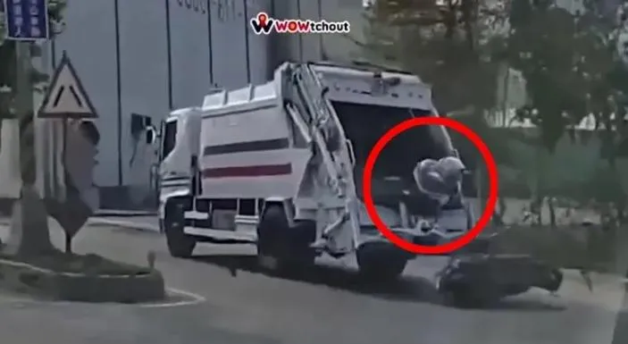 影/臭又準的車禍！垃圾車違規迴轉　騎士閃不開「倒蔥栽」竟飛落車斗內