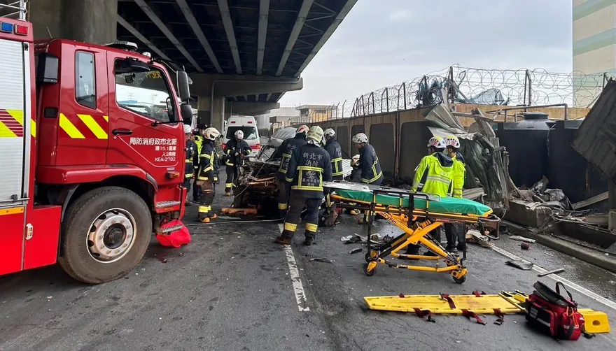 影/車頭全毀！清明連假首日林口出「撞」況　小貨車自撞護欄駕駛骨折送醫