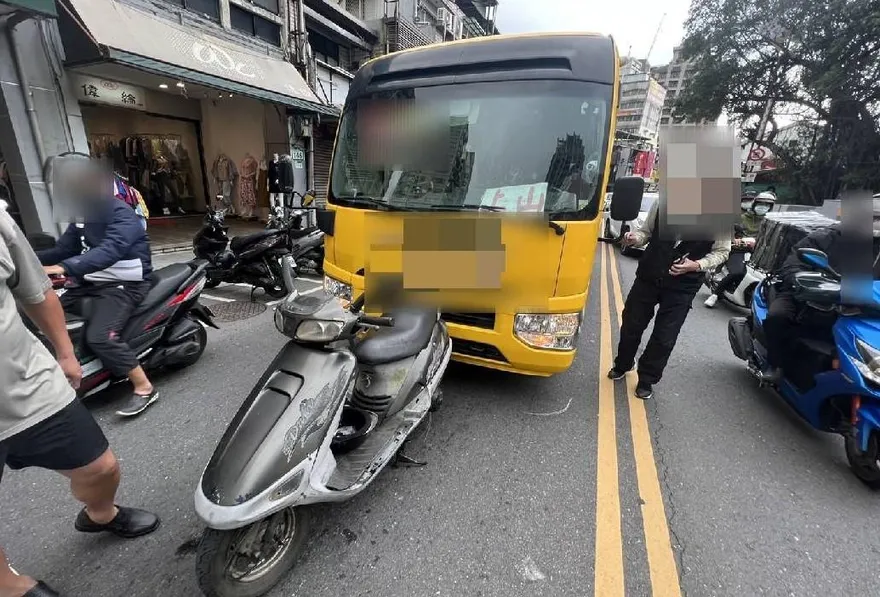 影/駕駛應該茫了！小巴追撞等紅燈騎士　原來是司機酒駕…警直呼太離譜