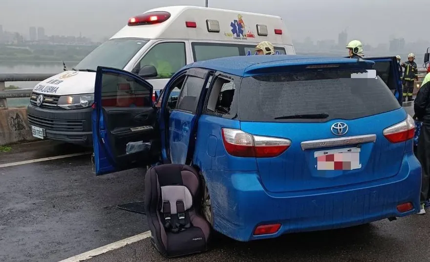 快訊/三重環快自撞事故！休旅車失控猛撞護欄　5人送醫