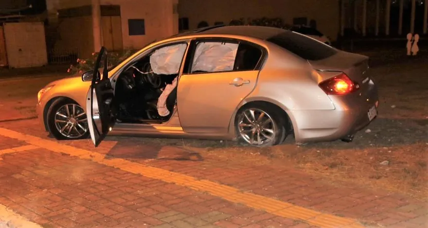 影/台南屁孩沒駕照偷開車！耍帥轉彎失控衝人行道　安平戀愛廣場慘出糗