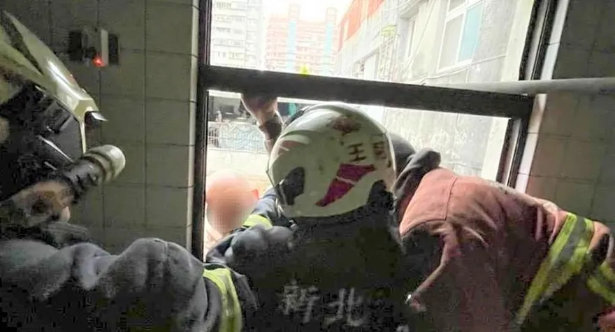 驚！8旬老翁從窗戶爬出「修東西」竟卡半空　警消及時救回