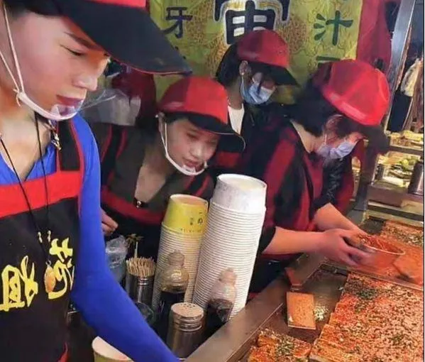 影/小夫妻夜市擺攤一天爽賺4萬元　網友看食材卻傻了...