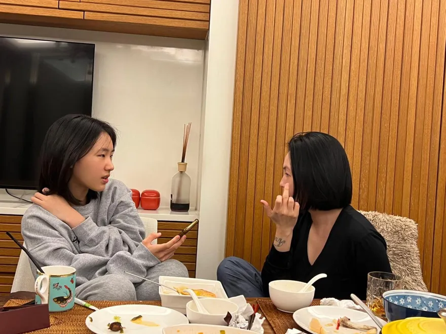 不理汪小菲來台！小S曬天倫照1亮點超搶鏡　網：趁機比中指？