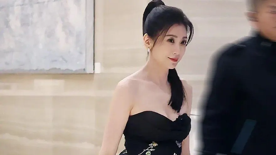 賈靜雯錄《浪姐4》穿爆乳裝辣翻！無修圖照曝光　網驚：這48歲？