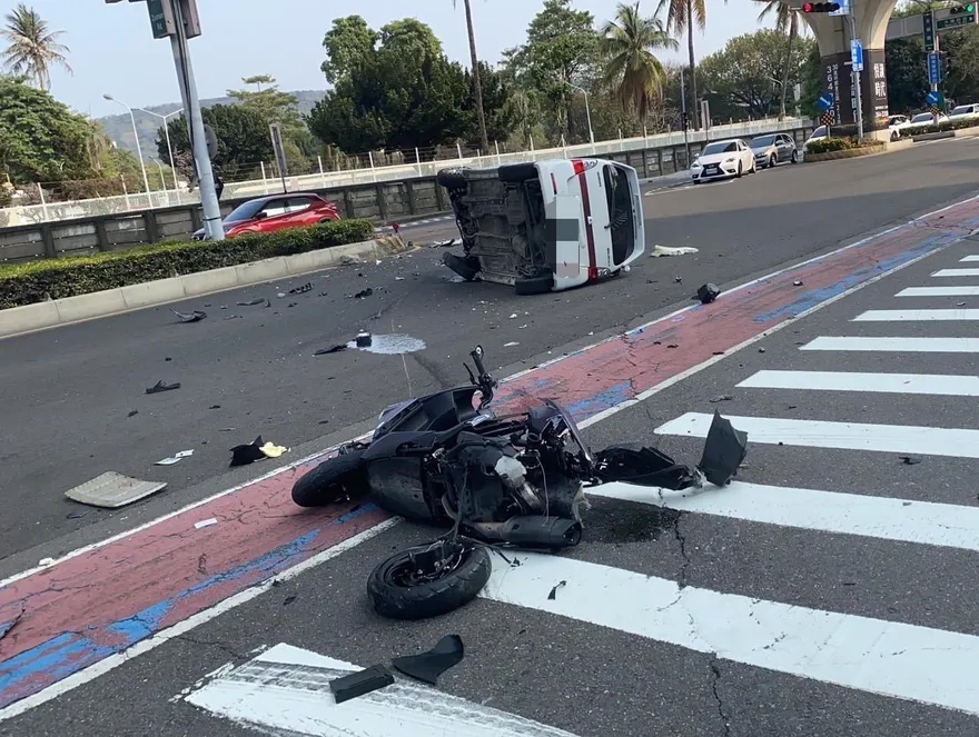 快訊/高雄楠梓對撞車禍！機車粉碎　自小客車車頭全毀
