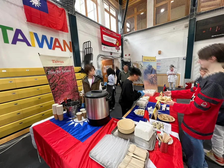 拿國旗當桌巾行銷台灣？駐匈牙利代表PO照炫耀網炸鍋