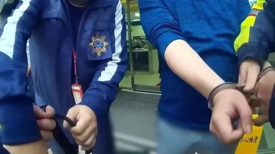 影/詐團想騙先過阿sir這關！汐止警追回199萬贓款　中山警「臨櫃正面對決」攔下500萬