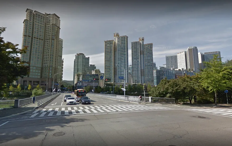 影/南韓人行道突坍塌路過民眾墜落1死1重傷　驚險畫面曝