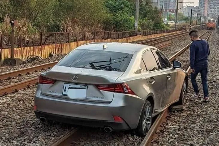 差80公尺就釀「悲劇」！轎車疑不熟路況開上鐵軌　火車直衝來「生死一瞬間」驚悚畫面曝