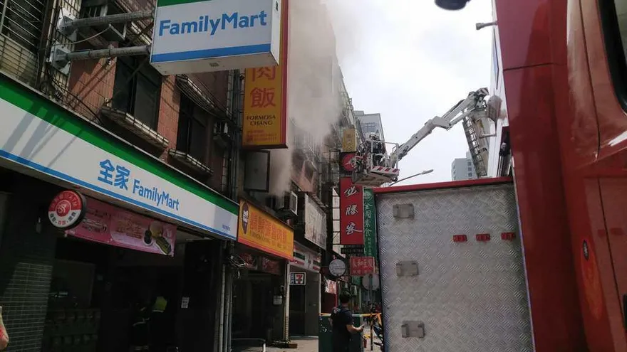 快訊/新北新店驚傳「鬍鬚張」失火　疑似排油煙管惹禍