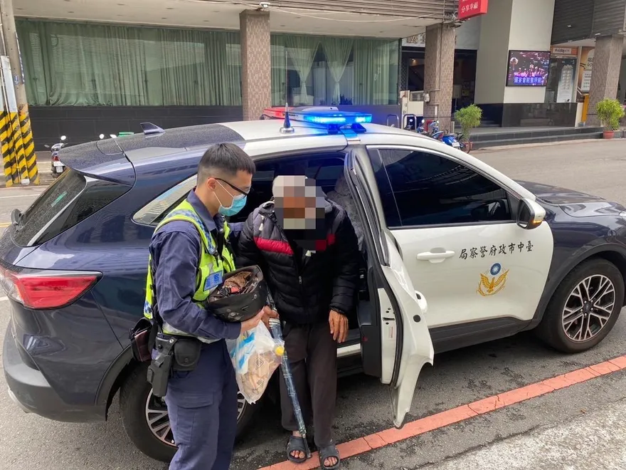 影/天天都過清明節！警驚見住超商老夫妻「祖先牌位」隨身　背後滿是洋蔥