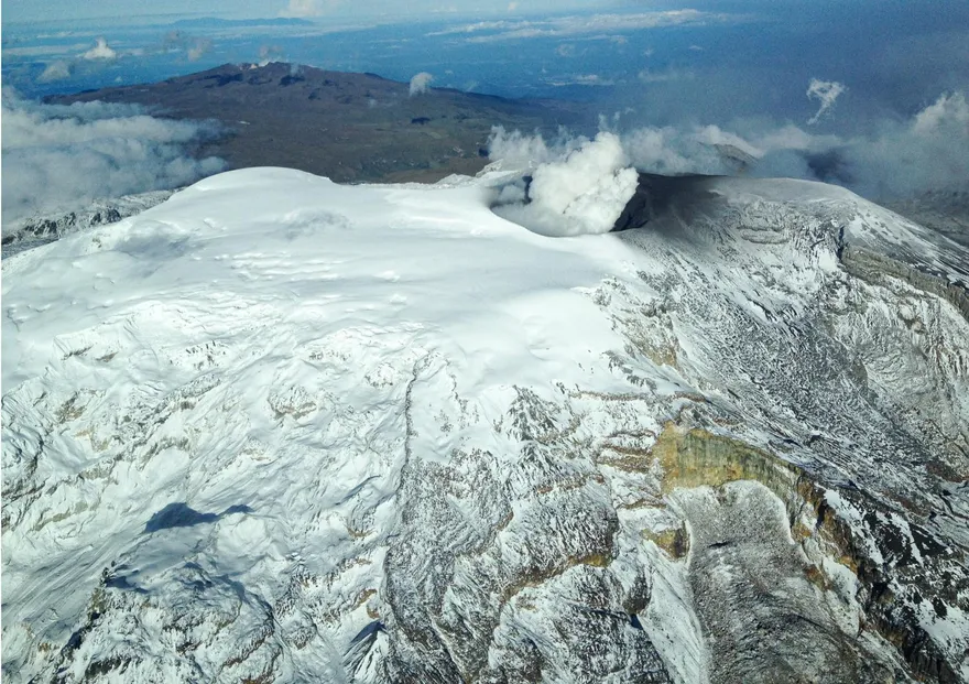 影/哥倫比亞魯伊斯火山日震千次恐噴發　當局緊急疏散居民