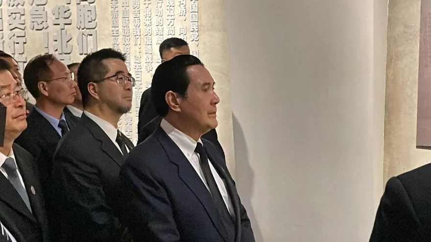 影/馬英九訪陸兩岸破冰　訪四行倉庫拍手佩服楊惠敏　馬喜收「神秘大禮」