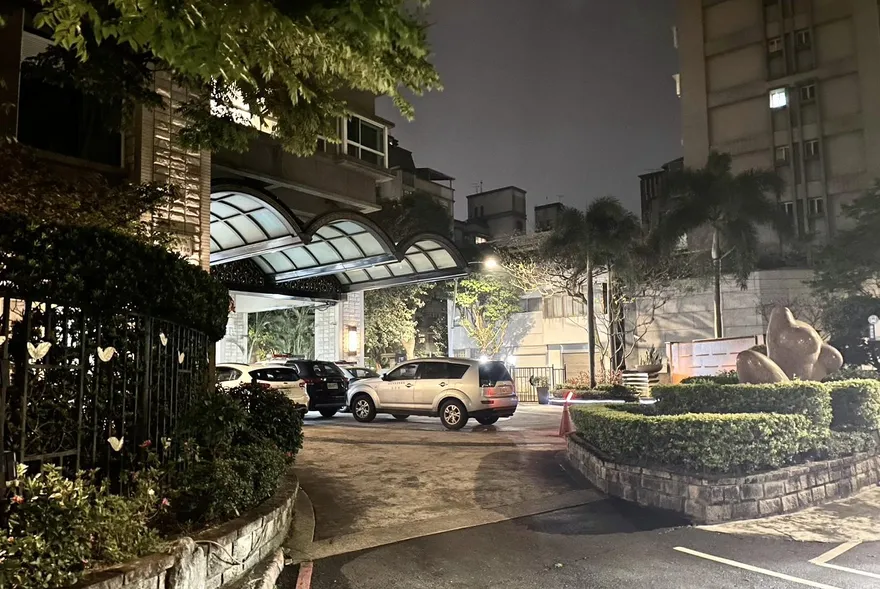 快訊/死因曝光！9旬婦穿紅衣口鼻封膠帶吐綠色液體亡　政治學者兒子對死因無意見