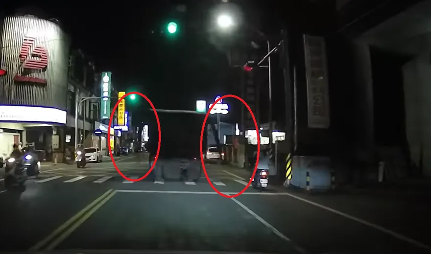 豬屎車「沿路洗街」！宜蘭「全城惡臭」居民崩潰　騎士輾屎自摔有夠悲慘