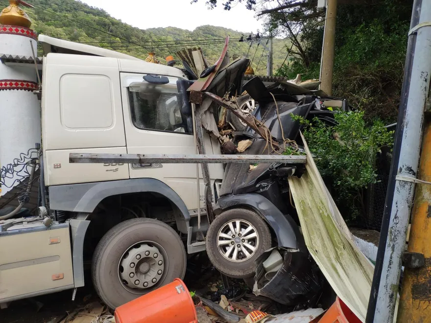 快訊/煞不住！南迴砂石車衝山壁、小車夾成「鐵泥」