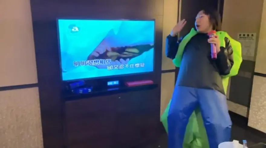 影/尷尬的是別人！KTV「外星人」嗨歌搖臀　服務生送餐差點爬出去