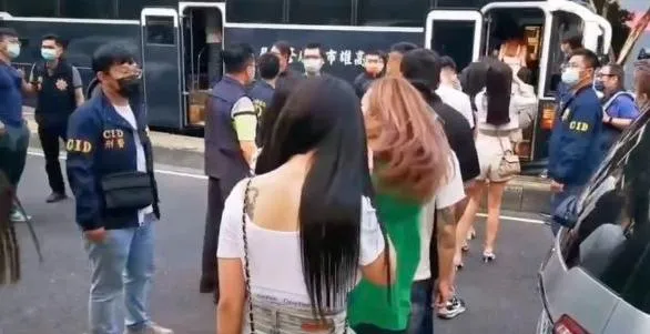 影/辣妹排隊上車！高雄檢警突襲「大帝國舞廳」　一票人帶走驗尿