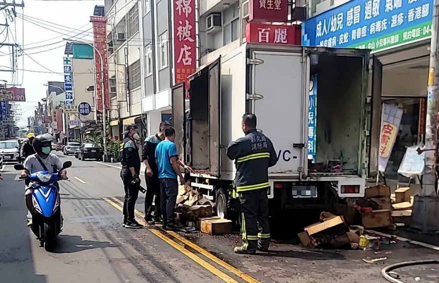 貨車載鞭炮突起火！彰化男子被炸傷「意識不清」送醫急救