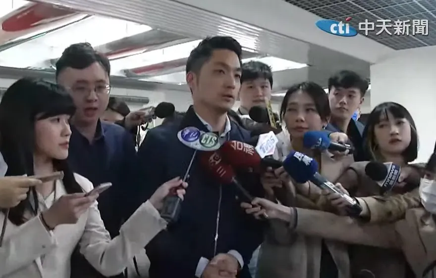 費鴻泰當面要求做出「痛苦決定」？蔣萬安大笑一聲回應了！