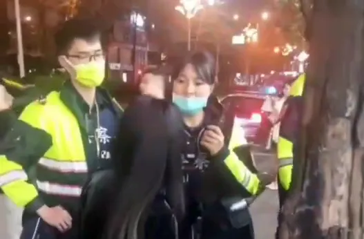 影/又是斷片！醉女酒瓶砸保時捷嗆警「你牛逼？」　女阿sir爆氣拽人
