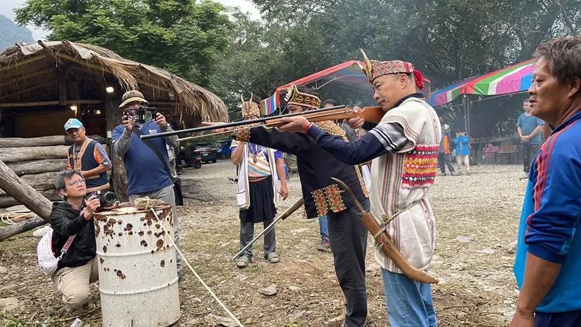 架式十足！「辣個男人」化身部落頭目體驗《射耳祭》：感覺彷彿回到了軍中