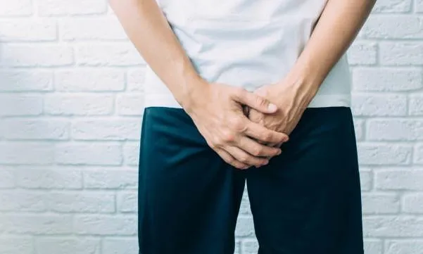 工程師鼠蹊部長痘「膿液狂流」包尿布上班！醫曝：非青春痘是「汗腺炎」