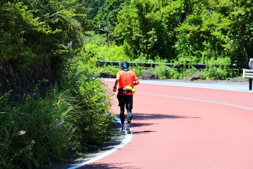 別再被「吃多一點練肌肉」騙了！醫曝「10大運動迷思」夜跑超危險