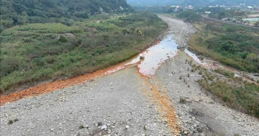 黑心廠商偷倒強酸廢液釀汙染！「河床滿江紅」波及3縣　疑有官員包庇