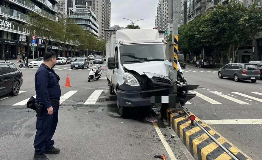 快訊/林口貨車自撞分隔島車頭全毀　駕駛失去意識送醫急救