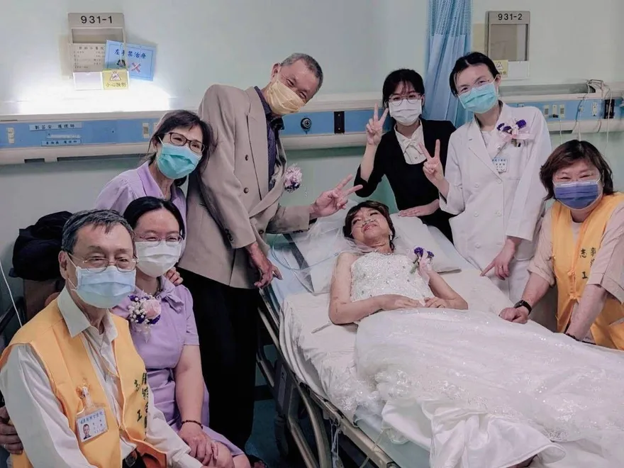 有洋蔥！深情男相戀29年癌末女友　她坐輪椅披婚紗病房圓夢