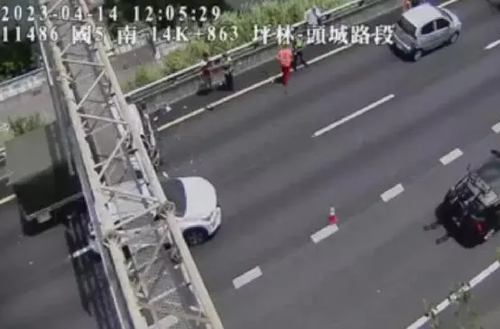 快訊／國5南向坪林路段驚傳3車追撞　高公局估時速不到40公里