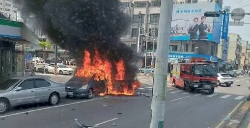 快訊／台南保時捷追撞車禍　2車陷「火燒車」淪為廢鐵