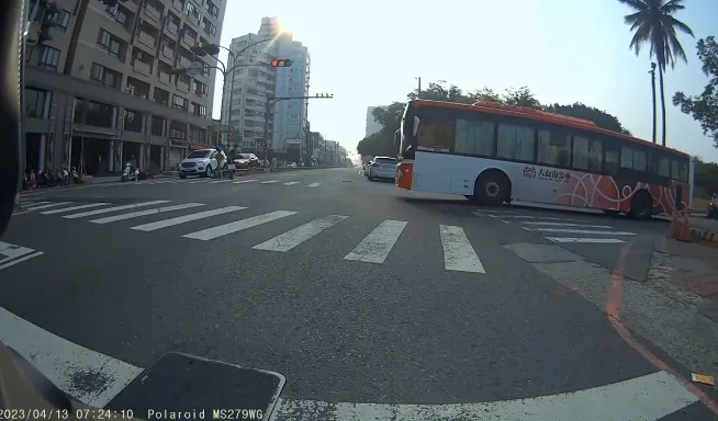影/趕下班逆？公車司機見行人「粗暴叭叭叭」15秒片流出　他嗆：職業逼車仔