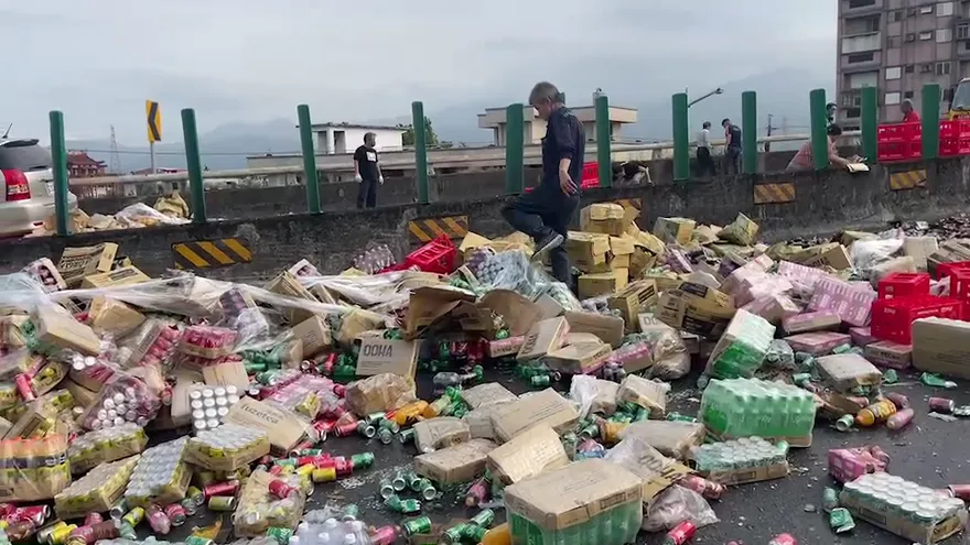 快訊/GG了！急速貨櫃車一個MOVE　價值50萬飲料「甩出去」鋪滿路