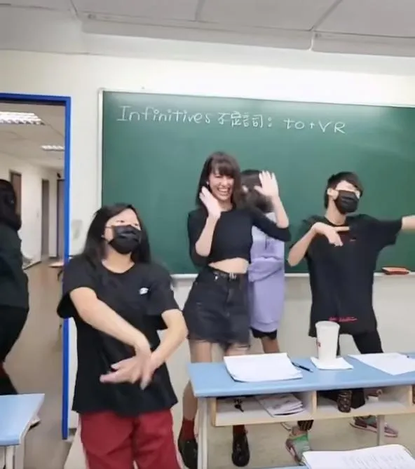 「搖花手」短裙秀美腿！超正英文女師與學生尬舞　網跪求重讀