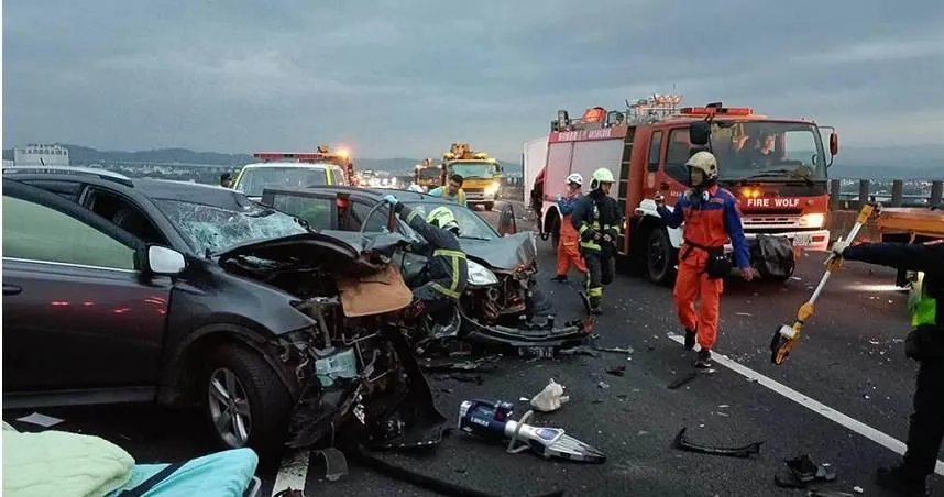 國3清晨連環車禍！撞擊猛烈「玻璃、鈑金變形」　5大2小急送醫