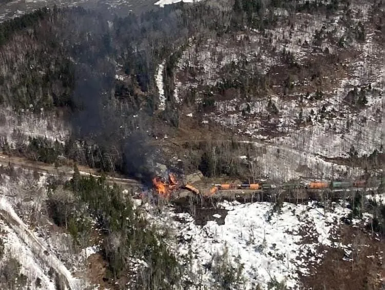 影/美緬因州再傳火車出軌事故！六節車廂起火　車上危險物質幸無事