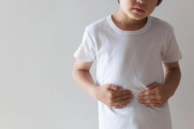 補過頭了！孩子比同齡小朋友矮　媽讓她「補鈣片」竟害肚子痛、便秘