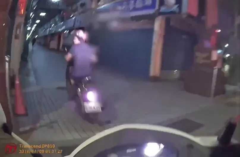 影/醉女騎車暢遊華西街遭攔回頭譙「幹」　稱找手機、這下完了