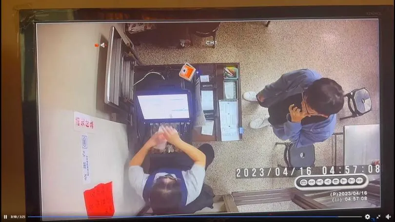 「必比登牛肉湯」送錯餐暴走還摔錢　二代出示畫面自清