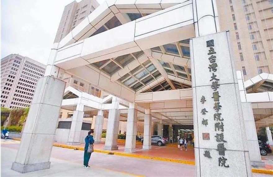 新冠中重症暴增817例！台大「塞百人等床」只要確診就送負壓隔離