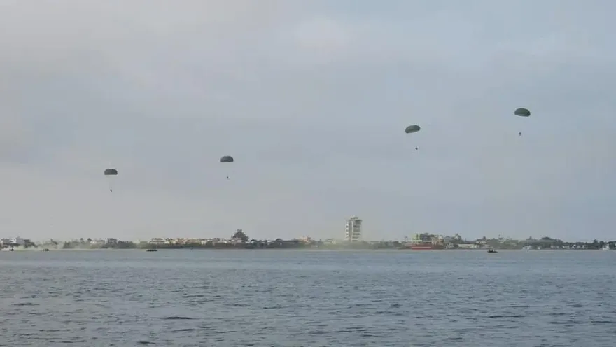 影/連2天海上跳傘訓練成功　航特部：展現勤訓精練成果