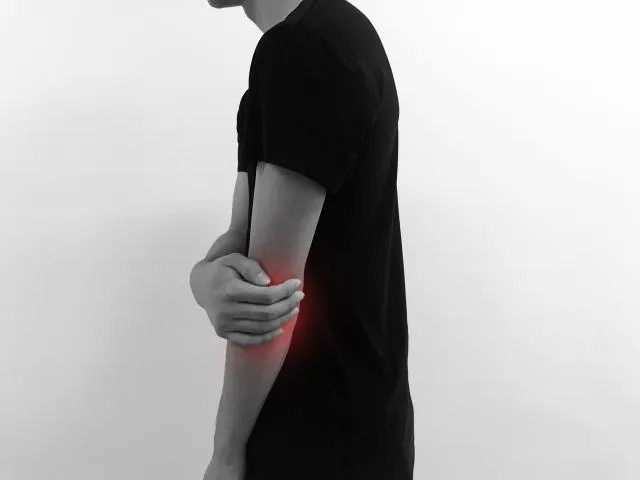 擰毛巾手卡卡！40歲女關節痛罹「類風濕性關節炎」醫籲疾病警訊