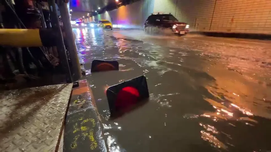雷雨炸高雄！中正地下道淹水逾20cm　封閉1車道、影響3小時