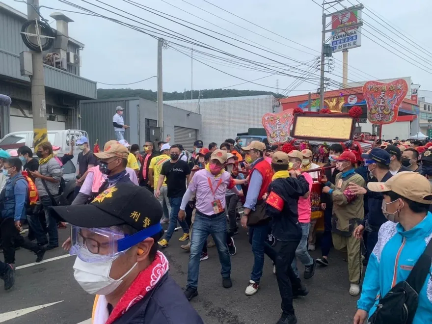 暴力零容忍！中市警防大甲媽遶境衝突　呼籲信徒「不搶轎、不摸轎、不鑽轎」