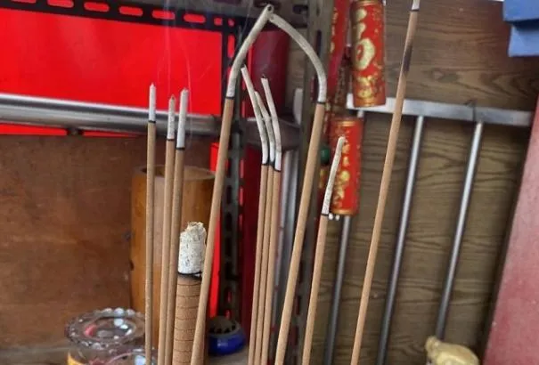 台中土地公香爐現神蹟！香灰「比愛心」嗨翻眾人　專家：許願祈福趁現在