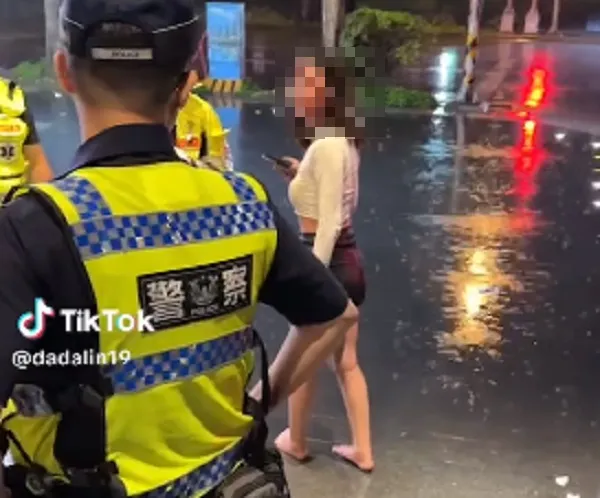 影/滾湯澆臉紅通通！八大女「赤腳淡定指兇手」：他們3個　網讚有夠強